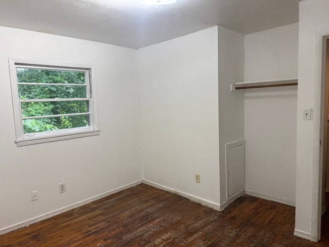 Photo - 80 Finch Dr SE