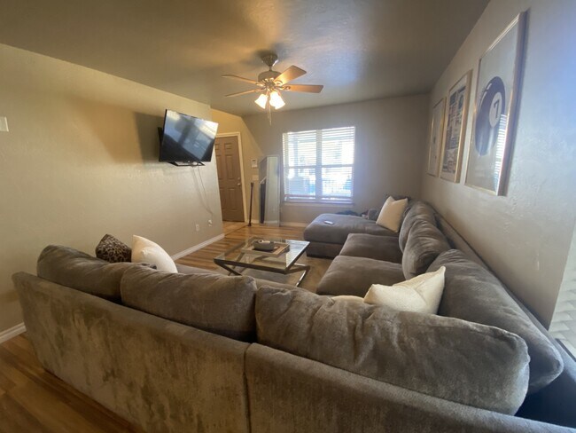 Photo - 208 McCullough St