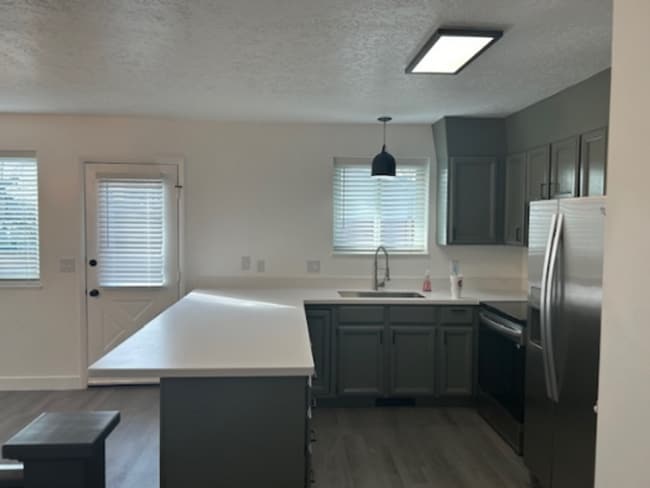 Photo - 5 spacious bedrooms, 2.5 bathroom house in Orem