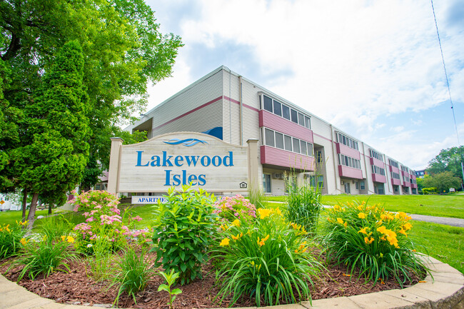 Lakewood Isles - Lakewood Isles Apartments