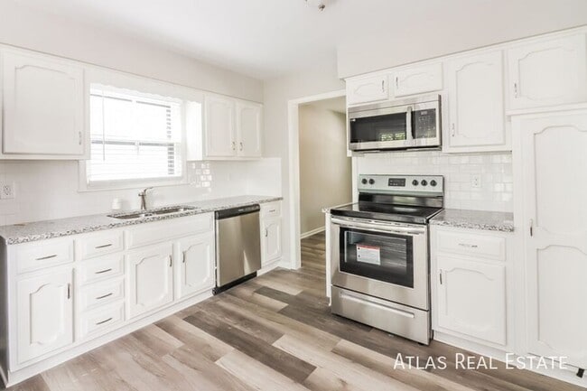 Photo - 408 NE Noeleen Ln