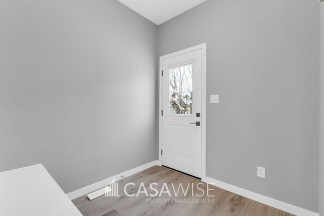 Photo - 9348-9154 154 St