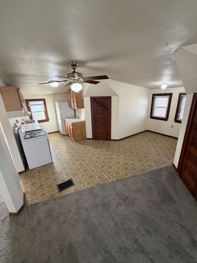 Building Photo - 614 Douglas Ave Unit 3