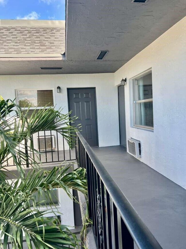 Photo - 1100 NE 9th Ave Unit 305