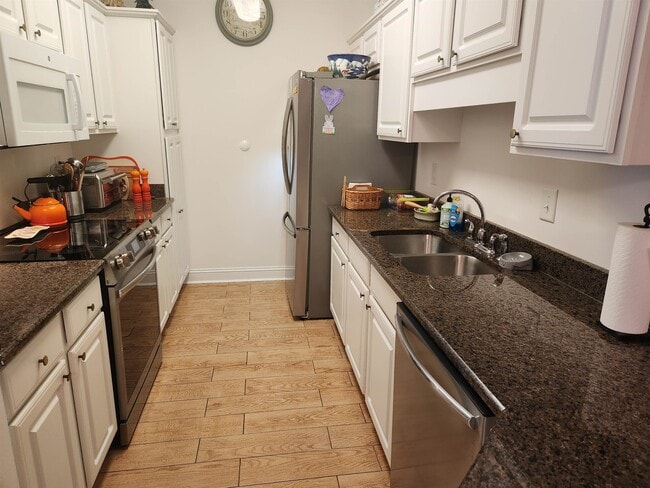 Photo - 943 Algonquin Dr