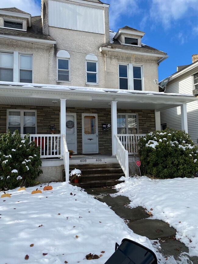 Building Photo - 406-408 Railroad Ave Unit 406 Railroad Ave 2nd floor