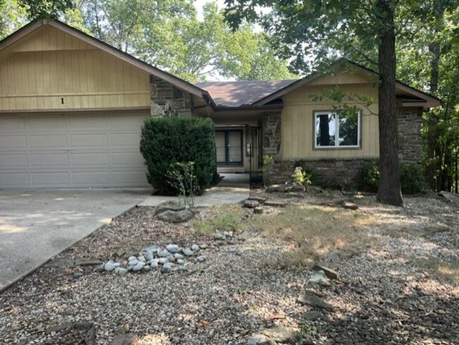 Building Photo - Bella Vista Close to Lake Windsor!