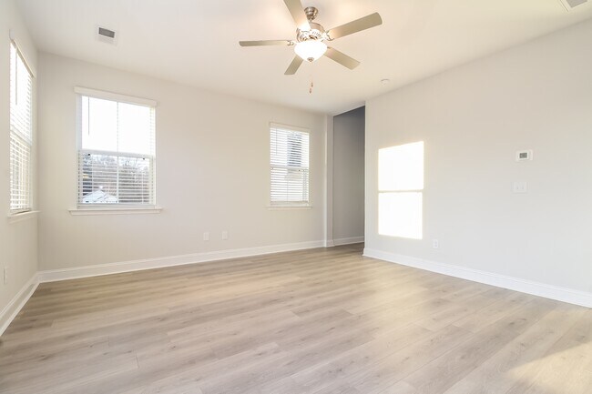 Photo - 308 Woodgate Wy