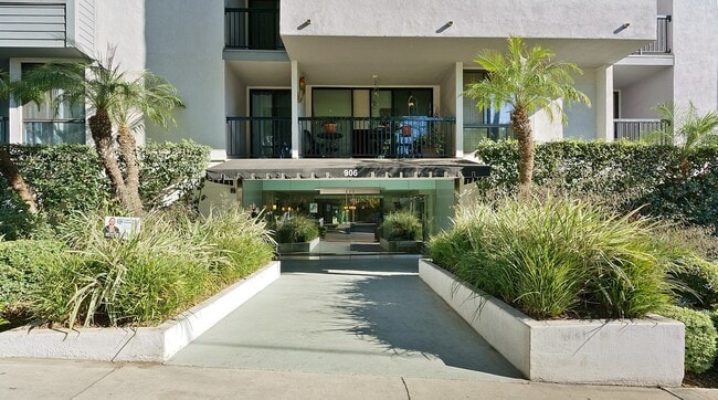 Photo - 906 N Doheny Dr