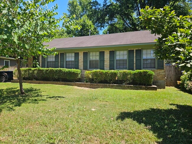 Building Photo - 680 Loeb St Rental