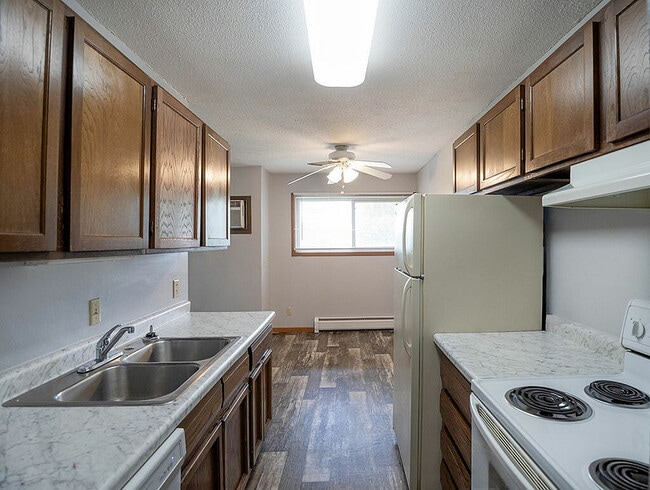 Building Photo - The Oaks Apartments