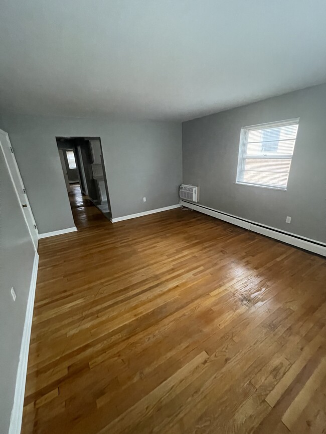 Living room - 100 Clinton Springs Ave Apartments Unit 4