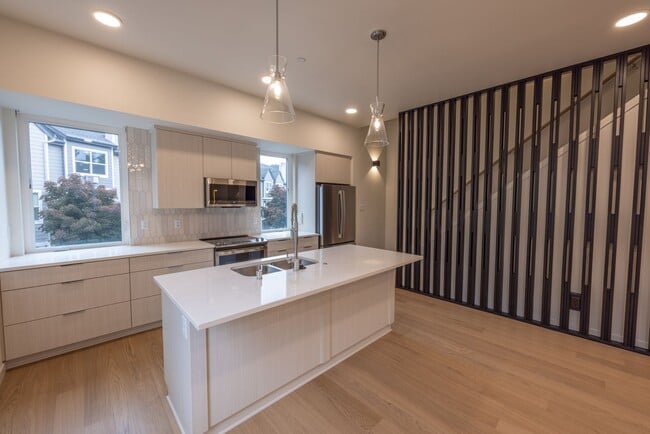 Photo - Riverside Townhomes - Waterfront Living in Vancouver