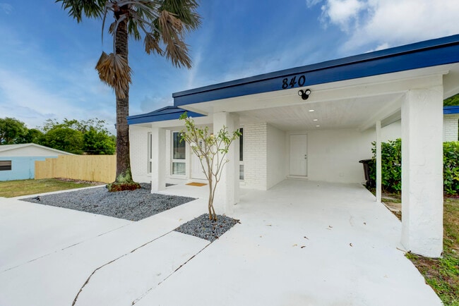 Photo - 840 Bradley St