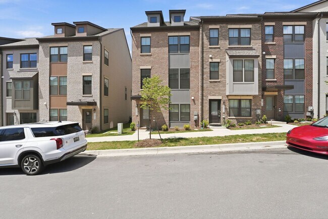 Building Photo - Welcome to this beautifully maintained residence in the heart of Hyattsville, where comfort and s...