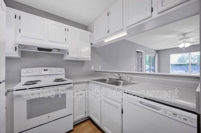 Photo - 305 Country Club Dr NE