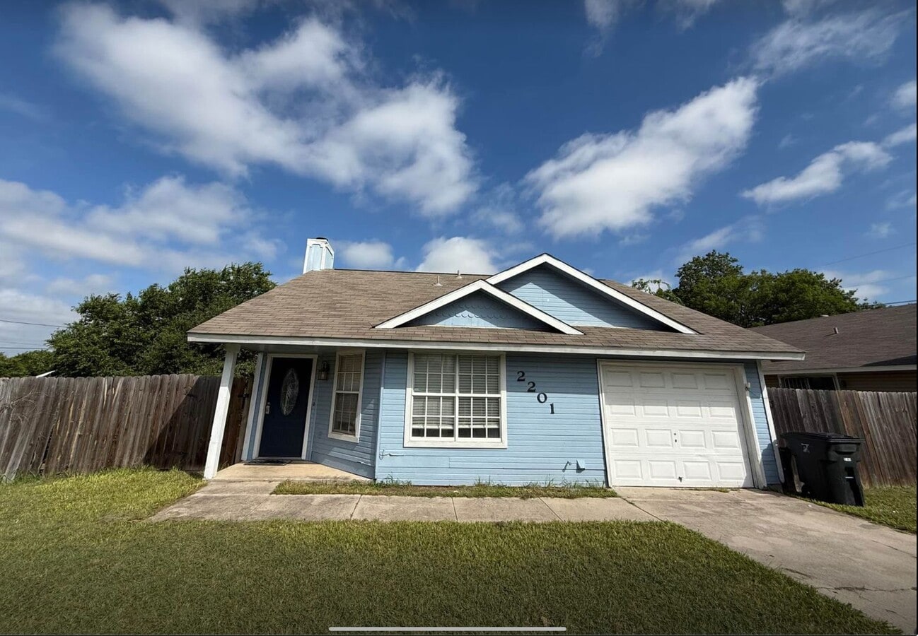3 bedroom 1 bath Home available now - 3 bedroom 1 bath Home available now