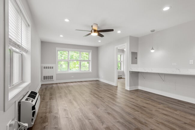 Photo - 1303 W Estes Ave