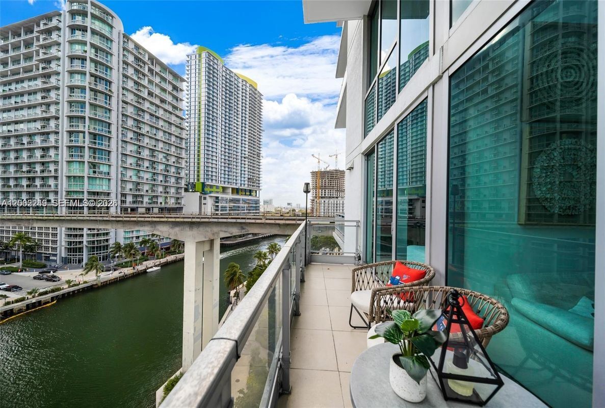 Photo - 92 SW 3rd St Unidad 902