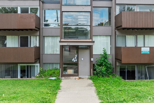 Photo - 832 Packard St