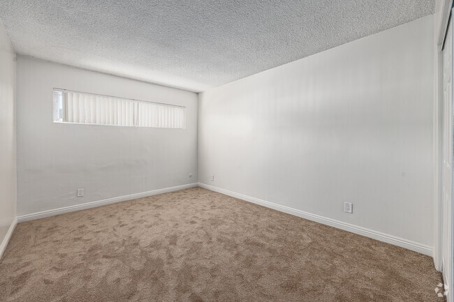 2BR, 2BA - 842SF - Primary Bedroom
