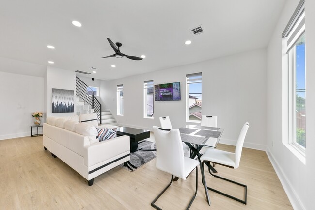 Building Photo - 104 E 44th St