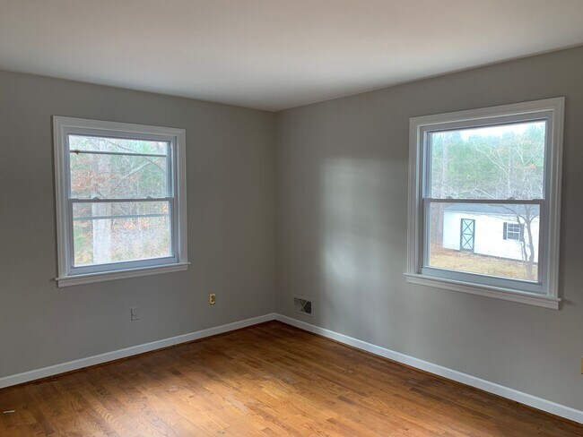 Photo - 469 Ruckers Rd