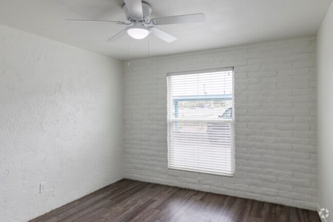 2BR, 2BA - 950SF - Primary Bedroom - Luna Bear 5th Street