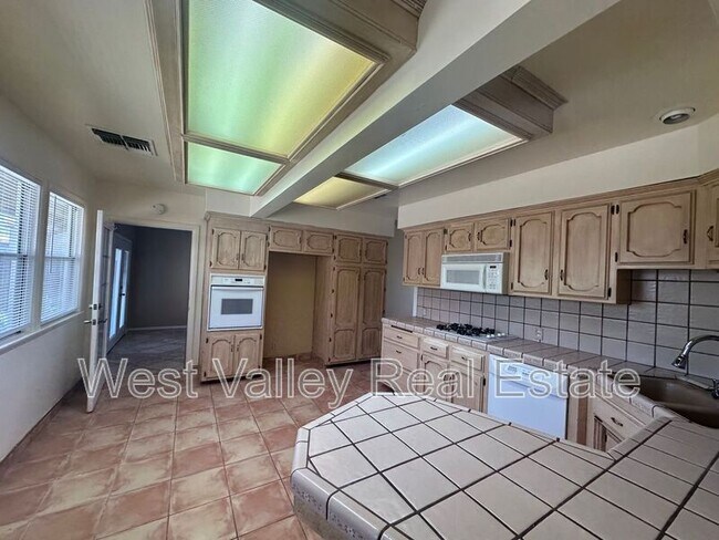 Photo - 115 E Lucard St