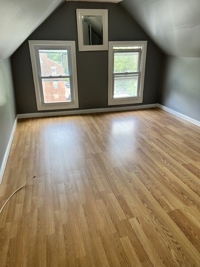 Building Photo - 478 Lincoln Pl Unit It’s a room not apt