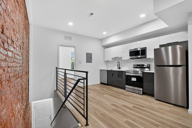 Building Photo - 3239 N 13th St Unit Apt B