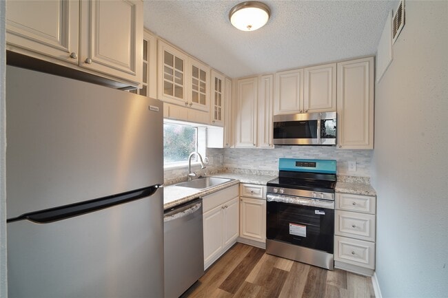 Photo - 10855 Meadowglen Ln