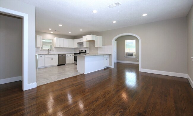 Photo - 5520 Lawson St