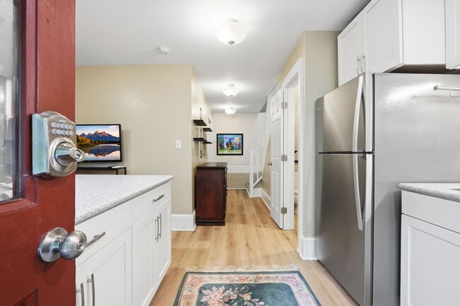 Photo - 826 Mentelle Dr NE