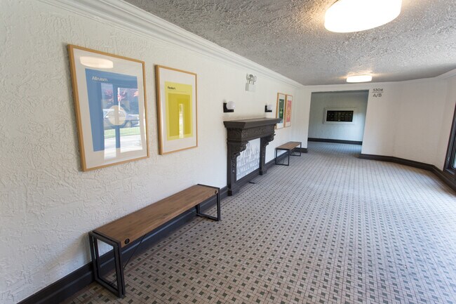 Vestíbulo del edificio - 5300 S. Drexel Avenue