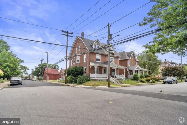 Building Photo - 427 Columbia Ave Rental