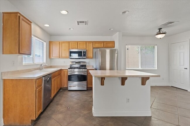 Photo - Status: Accepting Applications