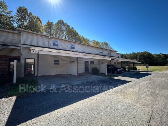 Building Photo - 802 Timberline Dr SE