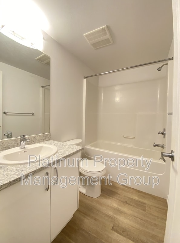 Photo - 450-458 8 Ave SE