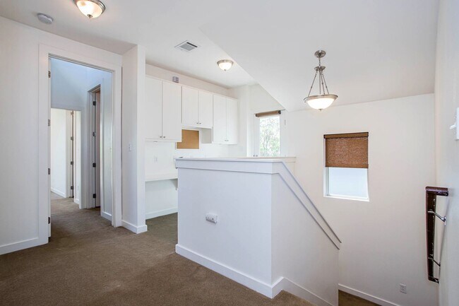 Photo - 617 Peacock Ln