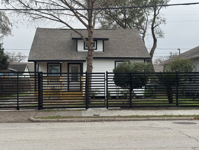 Building Photo - 2329 Lidstone St