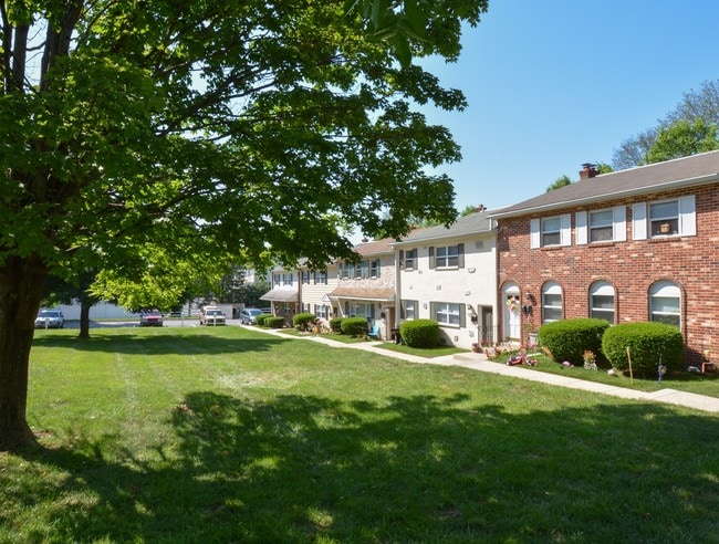 Rolling Glen Townhomes and Apartments For Rent in Boothwyn