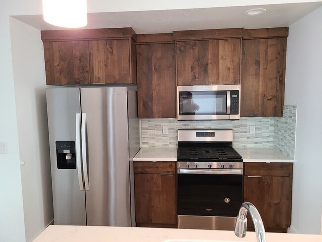 Photo - 2242 525 W