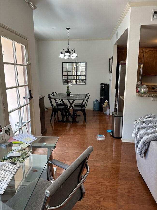 Photo - 4523 Woodman Ave