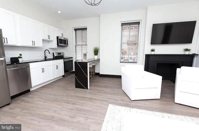 Building Photo - 13 E Read St Unit 2 Rental