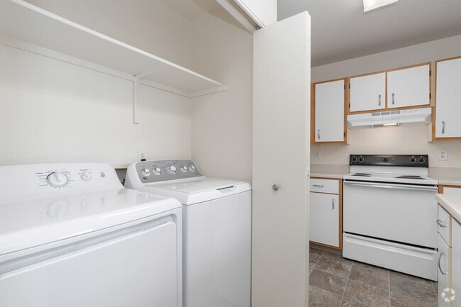 1BR, 1BA - 595SF - Laundry
