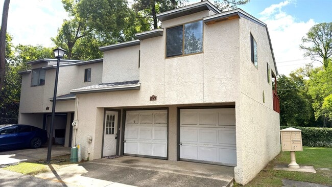 Building Photo - 1315 Airport Dr