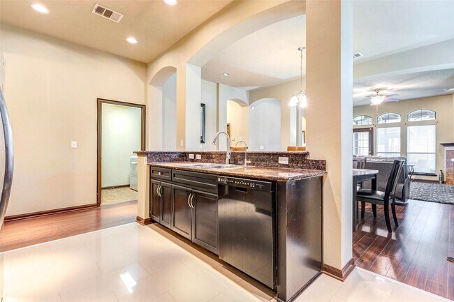 Photo - 940 Oak Lynn Dr