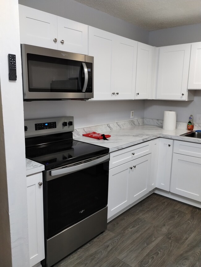 The kitchen has new cabinets and ... - 441 Harding Pl Unidad 441 Harding Place H-6 Rental