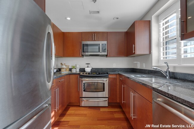 Building Photo - 26 2nd St Unit 26 Rental